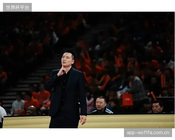 上海队主教练卢伟凭借带领球队时隔24年夺冠的卓越成就,当选赛季最佳教练员。 上海队主教练卢伟凭借带领球队时隔24年夺冠的卓越成就,当选赛季最佳教练员。